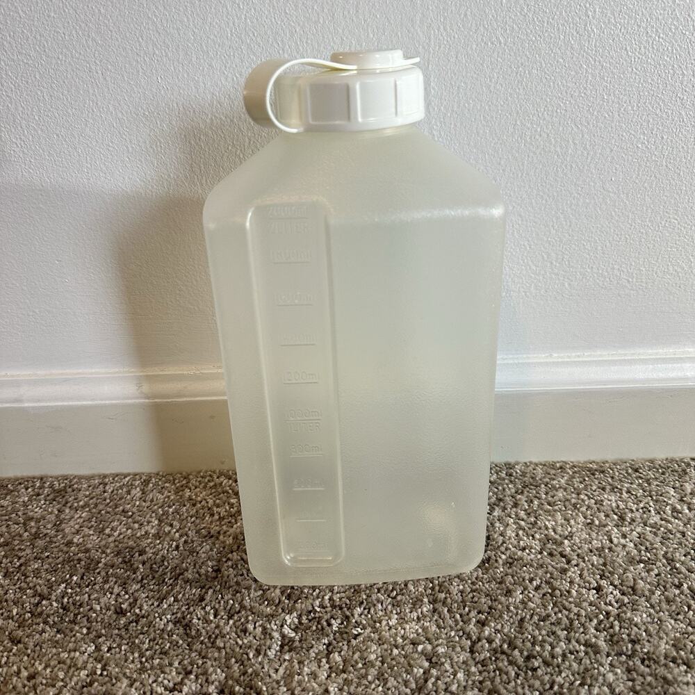 Rubbermaid Servin Saver 2 quart Drink Container With Almond Flip Top Lip